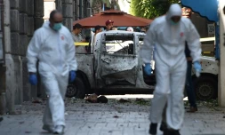 Des membres de la police scientifique sur les lieux d'un attentat suicide dans le centre de Tunis, le 27 juin 2019