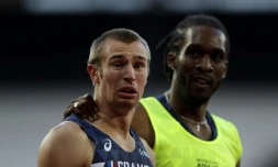 L'athlète handisport Timothée Adolphe avec son guide Yannick Fonsat, à l'issue de la finale du 200 m T11 des Mondiaux de Londres, le 21 juillet 2017 