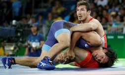 Le Français Zelimkhan Khadjiev (rouge) lors de son combat face au Japonais Sohsuke Takatani en lutte libre (74 kg) aux JO de Rio, le 19 août 2016