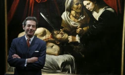 L'expert Eric Turquin pose devant Judith et Holopherne le 12 avril 2016