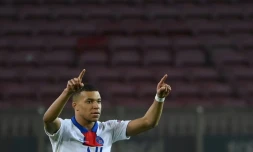 L'attaquant du Paris-SG, Kylian Mbappé, auteur d'un triplé lors du 8e de finale aller de la Ligue des champions face au FC Barcelone, au Camp Nou, le 16 février 2021
