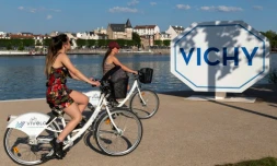 Deux cyclistes sur les bords de l'Allier, le 24 juin 2020 Ă Vichy
