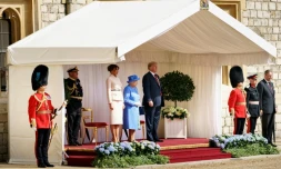 La reine Elizabeth II (C)  aux côtés du président américain Donald Trump et de son épouse Melania Trump à leur arrivée au château de Windsor, le 13 juillet 2018 