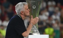 L'entraîneur de l'AS Rome Jose Mourinho embrasse le trophée de la Ligue Europa Conférence remporté contre Feyenoord en finale, le 25 mai 2022 à Tirana  
