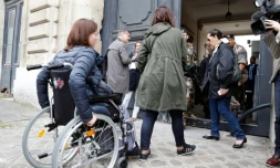 Des victimes des attentats de Paris et leurs proches arrivent à l'Ecole militaire à Paris le 24 mai 2016 pour rencontrer les juges d'instruction  