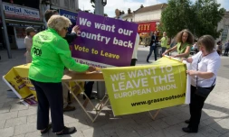 Des militants du "leave" attendent leur leader Nigel Farage à Clacton-on-sea le 21 juin 2016