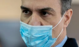 Pedro Sanchez lors de la visite d'une usine fabriquant des respirateurs à Mostoles, près de Madrid, le 3 avril 2020
