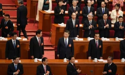 Le président chinois Xi Jinping (c) et le Premier ministre Li Keqiang (d, 2è rang), lors d'un vote sur le changement de la Constitution à l'Assemblée nationale populaire à Pekin, le 11 mars 2018