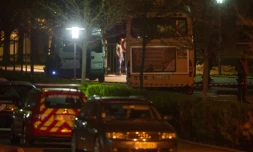 La police inspecte le bus où un camarade a tué un autre enfant, près du collège de Trois Frontières à Hegenheim, le 16 novembre 2015