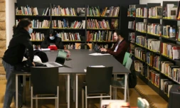 Des personnes travaillent sur leur ordinateur portable dans l'une des bibliothèques publiques de Beyrouth, le 11 février 2022 au Liban