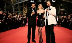 (g-d) Le chanteur canadien Abel "The Weeknd" Tesfaye, l'actrice franco-américaine Lily-Rose Depp et le réalisateur américain Sam Levinson sur le tapis rouge avant la projection de la série "The Idol", le 22 mai 2023 au 76e Festival de Cannes