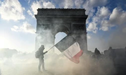 Nuage de gaz lacrymogène dans le quartier des Champs Elysées, à Paris, lors de la manifestation des "gilets jaunes", le 16 mars 2019