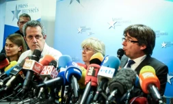Carles Püigdemont le président catalan destitué (d) avec d'autres membres de son équipe, lors d'une conférence de presse à Bruxelles le 31 octobre 2017