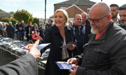 Marine Le Pen, la candidate FN à l'élection présidentielle sur le marché de Bethune, le 24 avril 2017