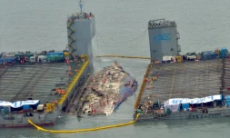L'épave du ferry sud-coréen Sewol, renfloué entre deux barges, près de trois ans après le naufrage qui avait fait 304 morts, le 23 mars 2017 à Jindo