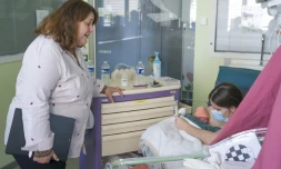 Aline Martin (g), mezzo-soprano dans les choeurs de l'Opéra national de Lorraine, chante devant un nouveau-né prématuré au CHRU de Nancy, le 2 octobre 2025 en Meurthe-et-Moselle