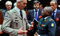 François Lecointre parle avec Soumaïla Bakayoko, alors chef d'état-major de l'armée ivoirienne, à Bruxelles le 5 février 2013