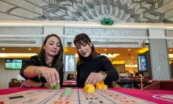 Des employées du casino Arkin Colony Hotel, à Kyrénia (Girne), dans l'autoproclamée République turque de Chypre-Nord, le 16 mars 2022