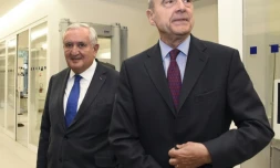 Les ex-Premiers ministres français Jean-Pierre Raffarin (g) et Alain Juppé, le 7 décembre 2015 à Paris 