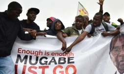 Des Zimbabwéens manifestent le 18 novembre 2017 à Harare pour exiger le départ du président Robert Mugabe, au pouvoir au Zimbabwe depuis 1980
