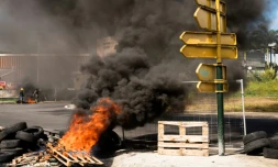 Des militants du syndicat Union générale des travailleurs de Guadeloupe, opposés à la vaccination anti-Covid, ont érigé un barrage sur un rond-point des Abymes, le 17 novembre 2021