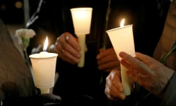Des bougies sont allumées pour commémorer le 80e anniversaire de la "Nuit de cristal" sur le site d'une ancienne synagogue à Schwerin en Allemagne, le 8 novembre 2018