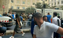 Des ambulances transportent des blessés vers un hôpital de Beyrouth après les explosions meurtrières de bipeurs de membres du Hezbollah à travers le Liban, le 17 septembre 2024