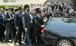 Des proches suivent le corbillard qui transporte le corps d'Eli Schlanger, le "rabbin de Bondi" tué dans un attentat antisémite à Sydney, le 17 décembre
