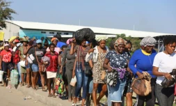 Des Haïtiens franchissent la frontiÚre avec la République dominicaine le 8 mars 2024 pour participer au marché binational