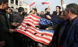 Des Iraniens déchirent un drapeau américain, le 3 janvier 2020 à Téhéran