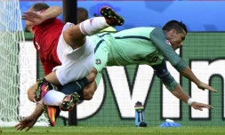Cristiano Ronaldo et Roland Juhasz lors du match Portugal Hongrie le 22 juin 2016 à Lyon