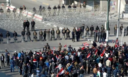 Les forces de sécurité face aux manifestants à Bagdad, le 11 février 2017
