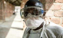 Cette photo fournie par l'Unicef le 13 mai 2018 montre un membre du personnel sanitaire portant des protections contre le virus Ebola à l'hopital de Bikoro, en RDC, où une flambée de la fièvre hémorragique a été détectée.