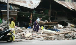 Des habitants de Mandalay, en Birmanie, nettoient les débris le 30 mars 2025 deux jours après le violent séisme
