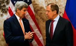 Le ministre russe des Affaires étrangÚres, Sergueï Lavrov (d) et son homologue américain, John Kerry, le 16 mai à Vienne