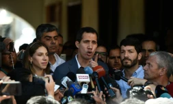 Juan Guaidó (C), jefe del Parlamento venezolano de mayoría opositora, realiza declaraciones a la prensa en Caracas, el 10 de febrero de 2019