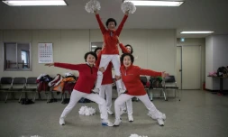 Cheer Mommy est un escadron de 30 pom-pom girls basé à Samcheok, sur la côte orientale sud-coréenne. La moyenne d'âge est de 75 ans.