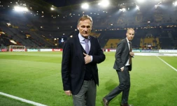 Le patron du club allemand Hans-Joachim Watzke (g) sur la pelouse du stade de Dortmund, le 11 avril 2017 