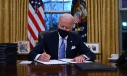 Le président américain Joe Biden signe ses premiÚres mesures exécutives le 20 janvier 2021 à Washington