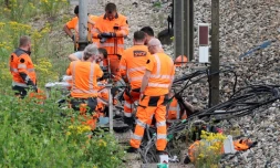 Des agents de la SNCF sur les lieux d'un sabotage, le 26 juillet 2024 à Croiselles, dans le nord de la France