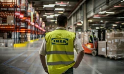 Un salarié d'Ikea, dans l'entrepÎt de Saint-Quentin-Fallavier, prÚs de Lyon, le 18 mars 2014