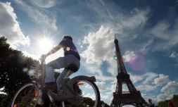 Un homme roulant sur un Vélib à Paris, le 21 juillet 2007