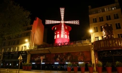 Le Moulin Rouge, à Paris le 15 avril 2020, surplombant un boulevard désert