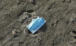 Un masque sanitaire abandonné sur une plage à Larnaca, dans le sud de Chypre, le 4 mai 2020