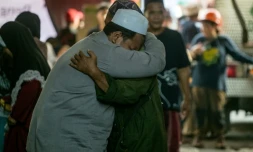 Des proches des écoliers disparus se confortent pendant que les opérations de recherche et de sauvetage se poursuivent à l'internat islamique Al Khoziny à Sidoarjo, dans la province de Java oriental, le 1er octobre 2025