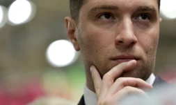 Le président du Rassemblement National (RN), Jordan Bardella, observe les lieux lors de sa visite au Salon de l'Agriculture, à Paris, le 26 février 2026