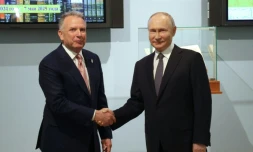 Photo diffusée par l'agence d'Etat russe Sputnik montrant le président russe Vladimir Poutine (d) et l'émissaire du président américain, Steve Witkoff lors d'une rencontre à Saint-Pétersbourg, le 11 avril 2025