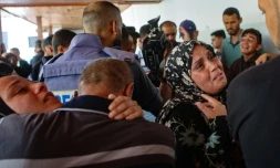 Des proches pleurent la mort de trois journalistes palestiniens après des frappes israéliennes, à l'hôpital Ahli Arab de Gaza-ville, le 5 juin 2025