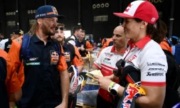 La motarde espagnole Laia Sanz (d) d'un contrôle technique sur le Dakar, le 3 janvier 2020 à Jeddah