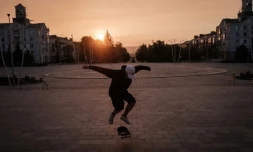 Roman Kovalenko, 18 ans, file sur son skate sur la place de la Paix Ă Kramatorsk en Ukraine, le 5 mai 2022